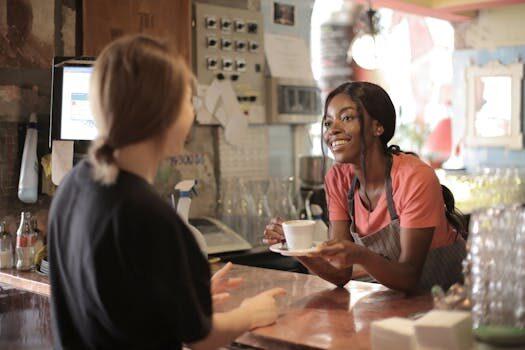 barista entregando cafe